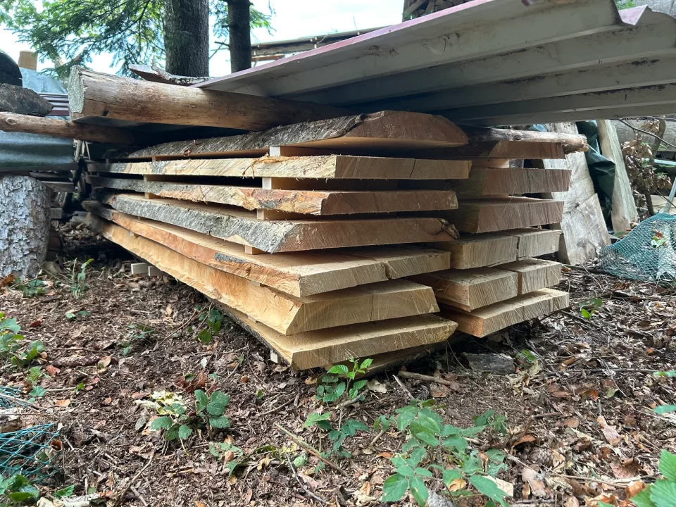 Bretter mit Abstandshaltern in einem geschützten Holzstapel