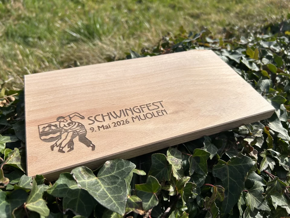 Schneidebrettli mit graviertem Schwingfest-Motiv und der Aufschrift Schwingfest, 9. Mai 2026, Muolen