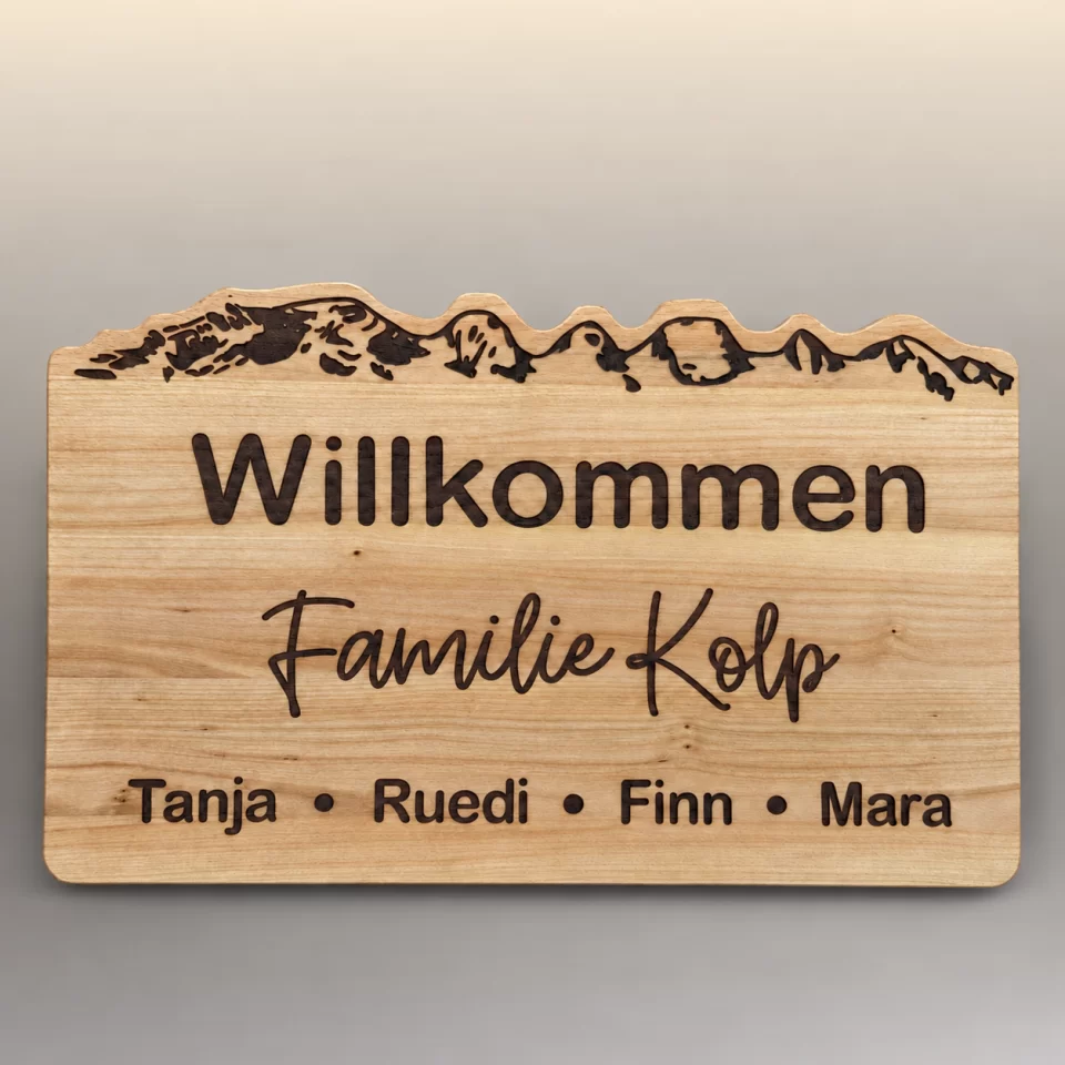 Personalisiertes Willkommensschild mit Familiennamen und Alpaufzug